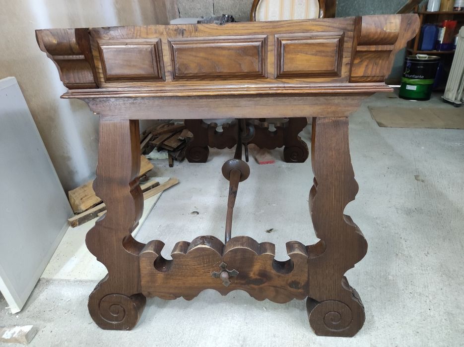 Mesa em madeira maciça