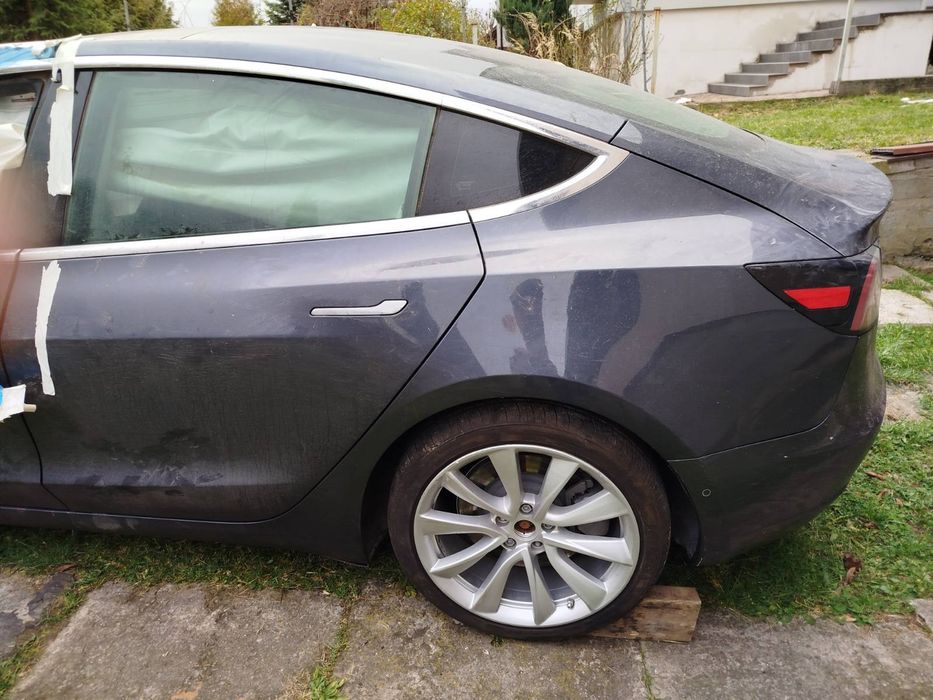 Tesla model 3 розмитнена у Львові