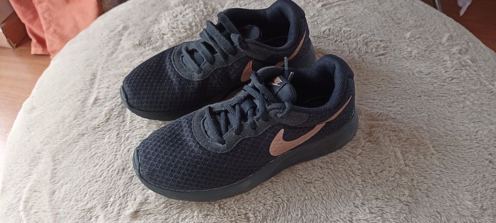 Tênis pretos da Nike tamanho 36