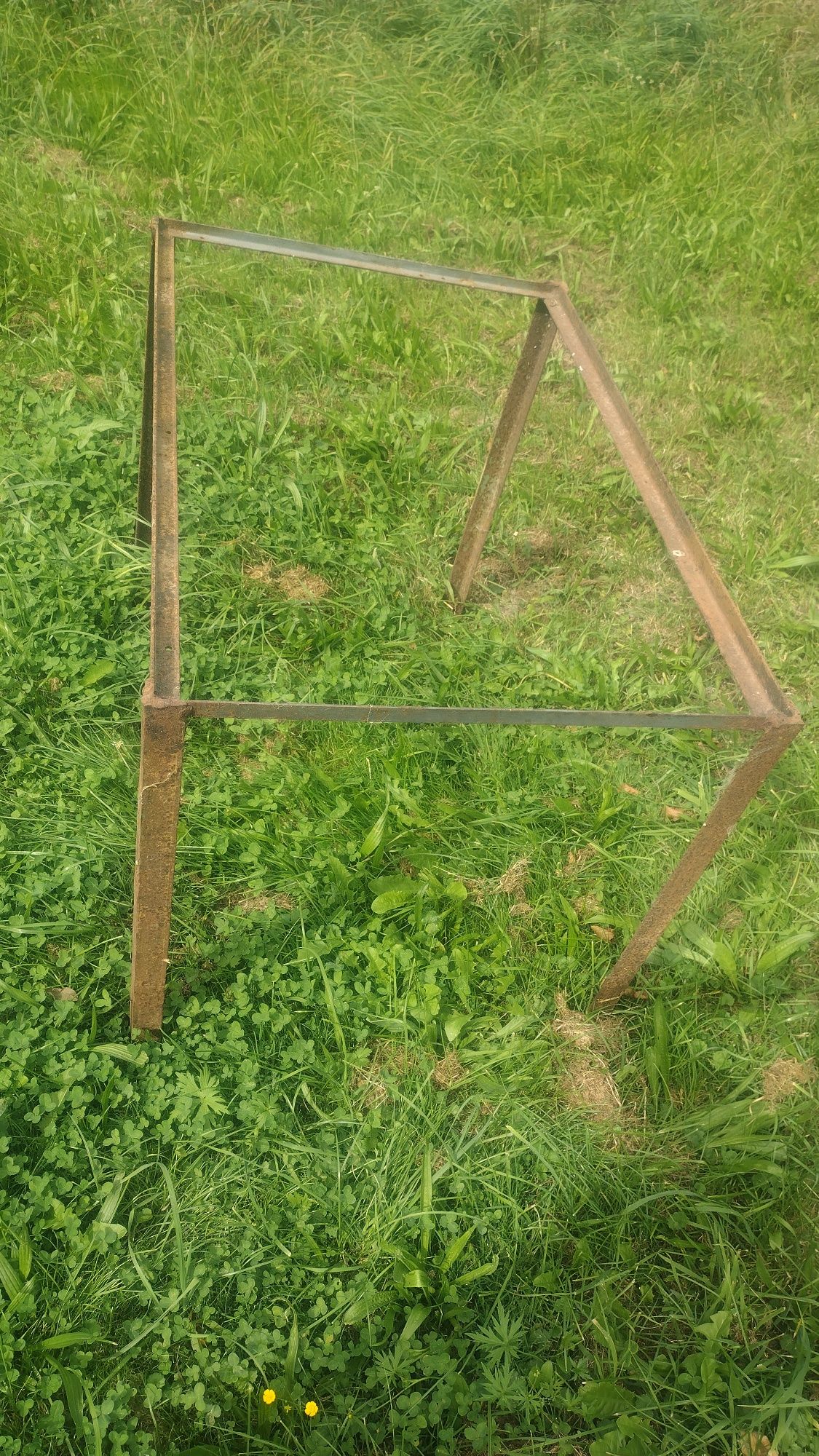 Metalowy stelaż pod stół
