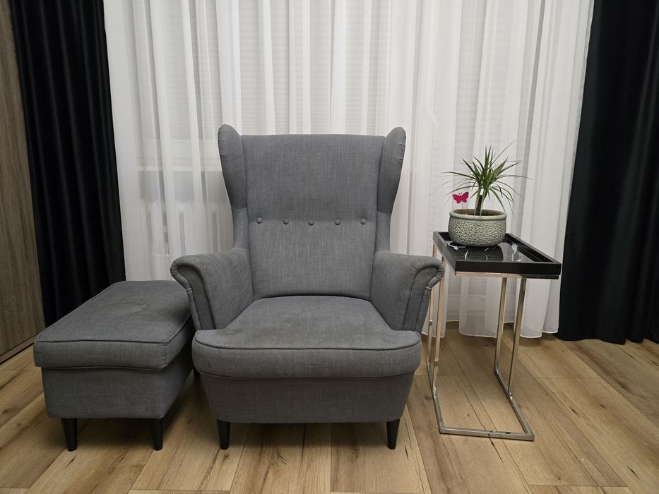 Fotel Uszak Ikea z podnozkiem