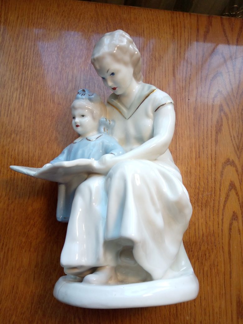 Статуэтка фарфоровая "Первая буква/книга", "Мама с дочкой читают книгу