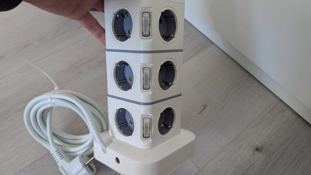 Мережевий подовжувач — 12 розеток, 4 USB, захист від перевантаження