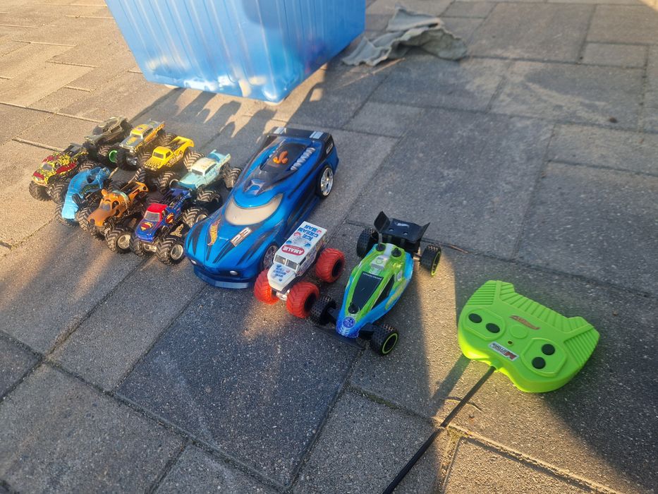 Zestaw Aut HotWheels Monster Truck plus Hot Wheels