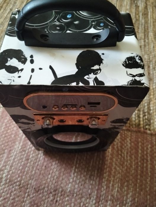 Coluna de bluetooth com luzes e pega sem carregador