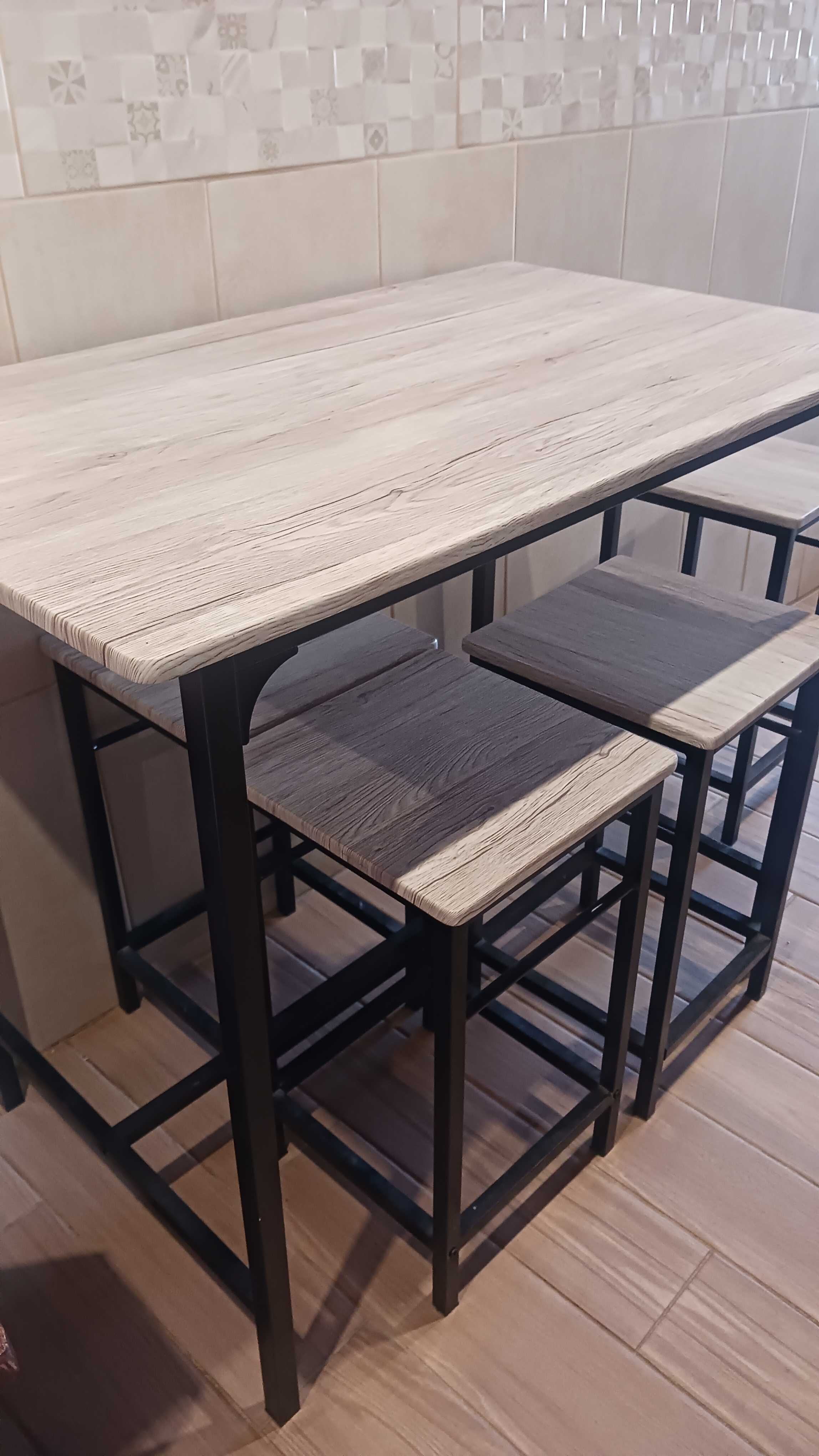 Mesa de cozinha com bancos