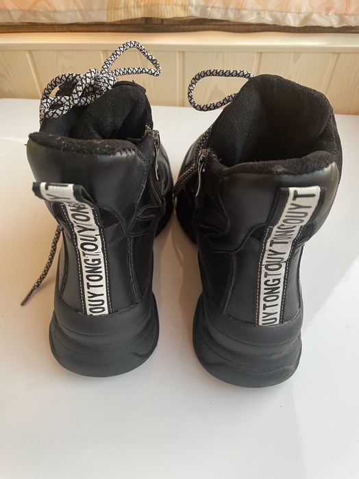 Продам ботинки спортивные кроссовки 35 р.