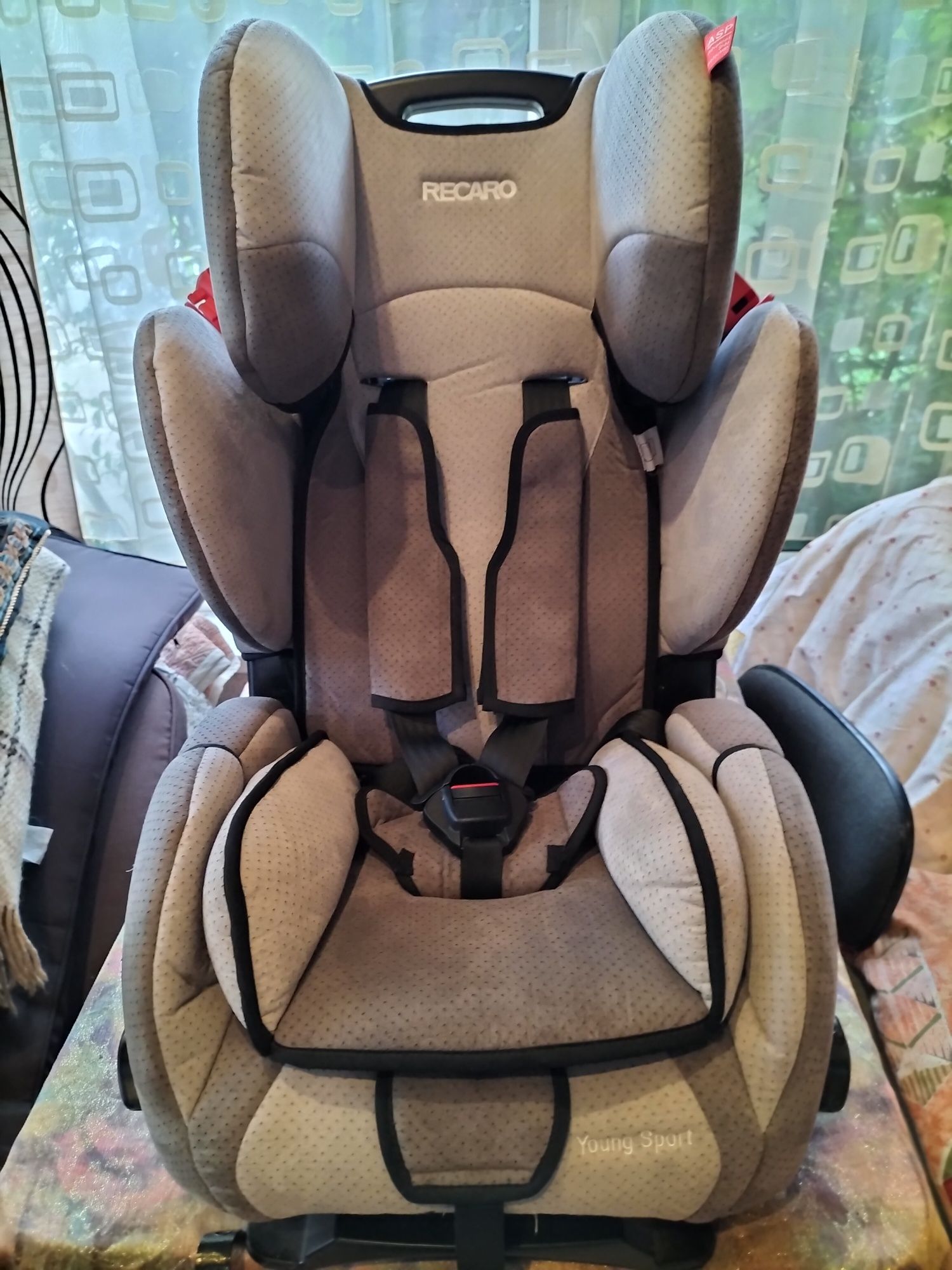 Продам два детских кресла,Romer и Recaro.