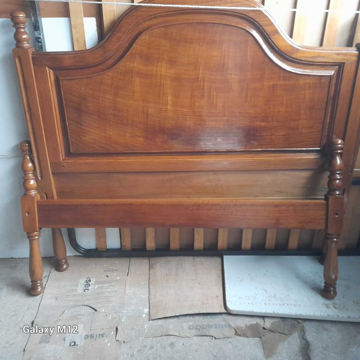 Mobília de quarto de casal com tampos em mármore