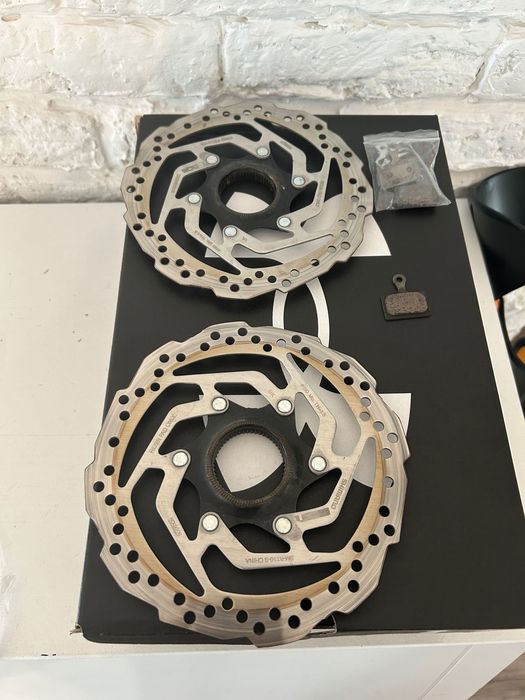 Tarcze hamulcowe Shimano z okładzinami