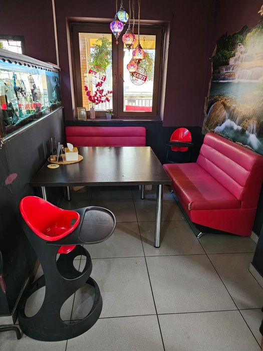 Zestaw stół i sofa do restauracji