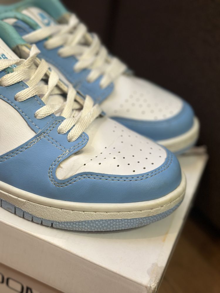 Кросівки nike dunk low white/light blue cw1590-103