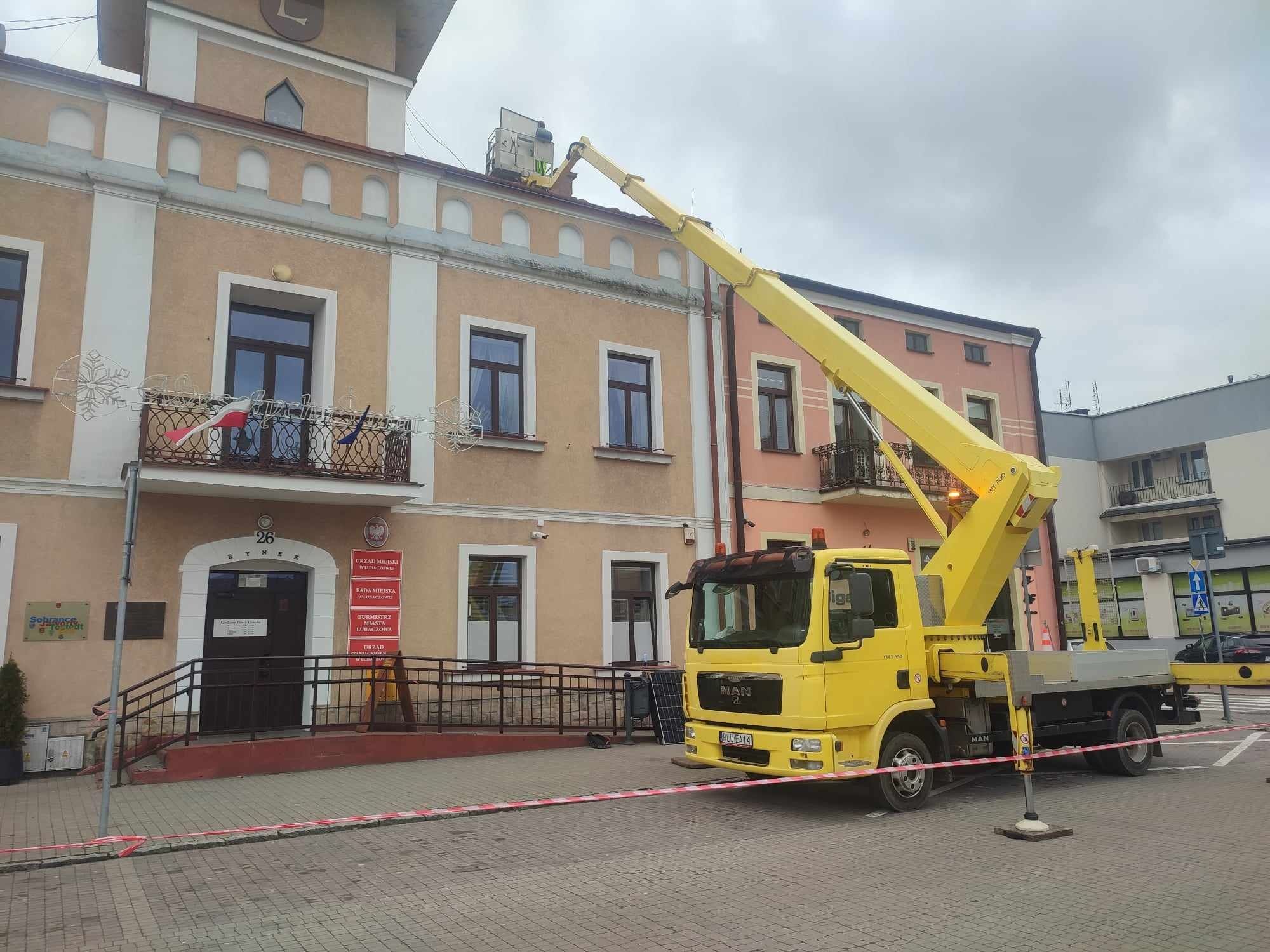 Zwyżka Podnośnik koszowy 30m Wynajem ( Usługa Wycinki Drzew )