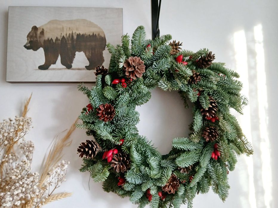 Elegancki wieniec jodła szlachetna nobilis róża szyszki drzwi cmentarz