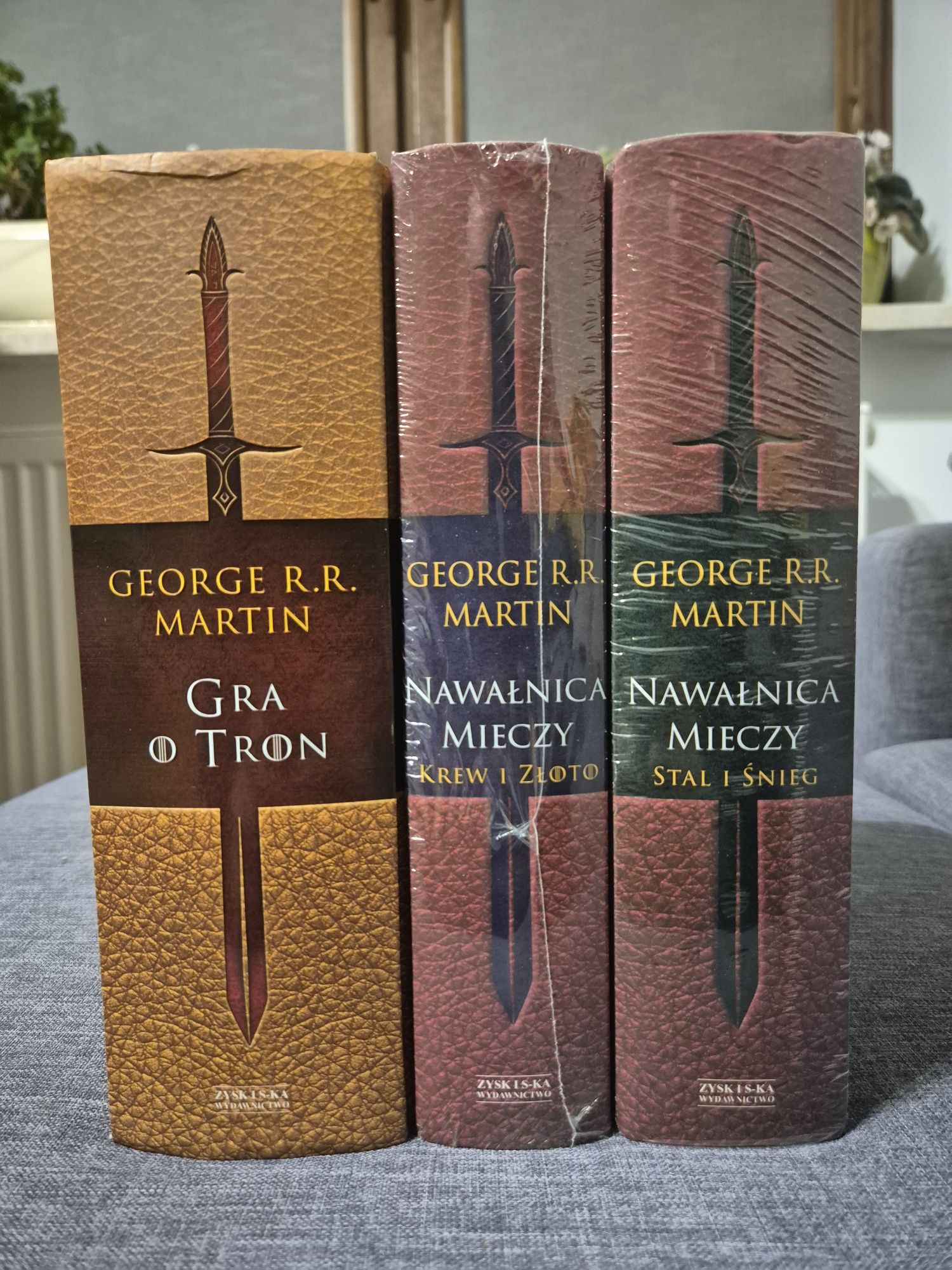 Pieśń lodu i ognia. Trzy tomy: Gra o tron, Nawałnica mieczy 2 tomy