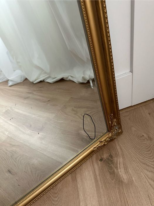 Lustro wiszące w złotej ramie