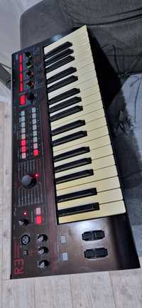 Korg R3 syntezator