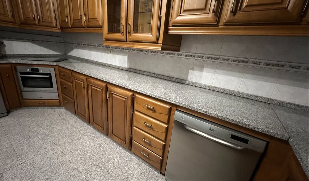 Cozinha em Castanho Maciço