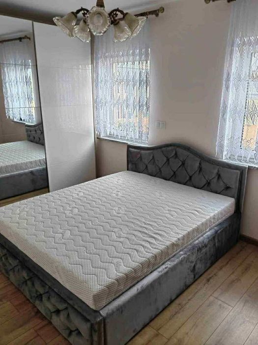 Łóżko sypialniane w stylu glamour z falą