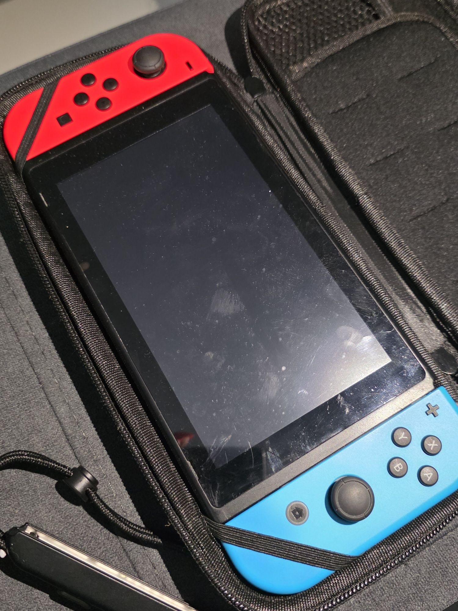 Nintendo Switch + etui + dock – komplet, stan bardzo dobry!