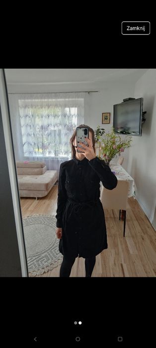 Czarna sukienka z długim rękawem i paskiem