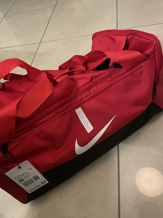 Czerwona torba sportowa Nike 41l