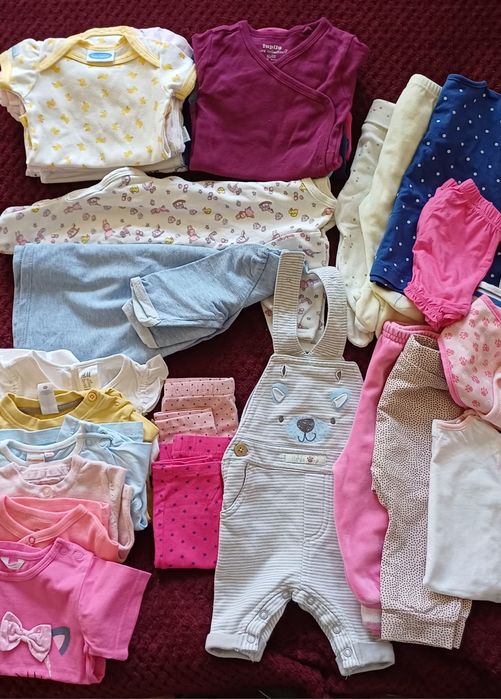 Minimalistyczna wyprawka dla dziewczynki ubranka bodziaki 56 68