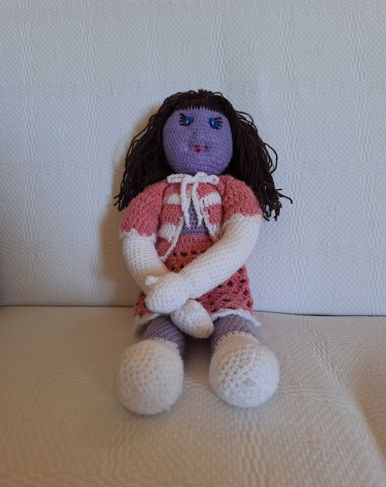 Boneca e roupa feitas em croché (lã).