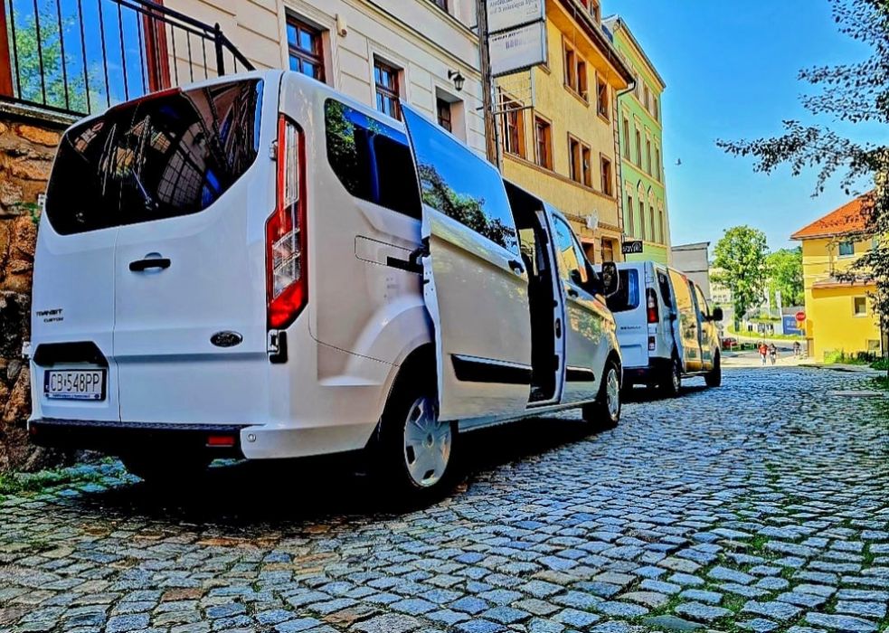 Wynajem busów z kierowcą na wesela, wynajem busa na lotnisko