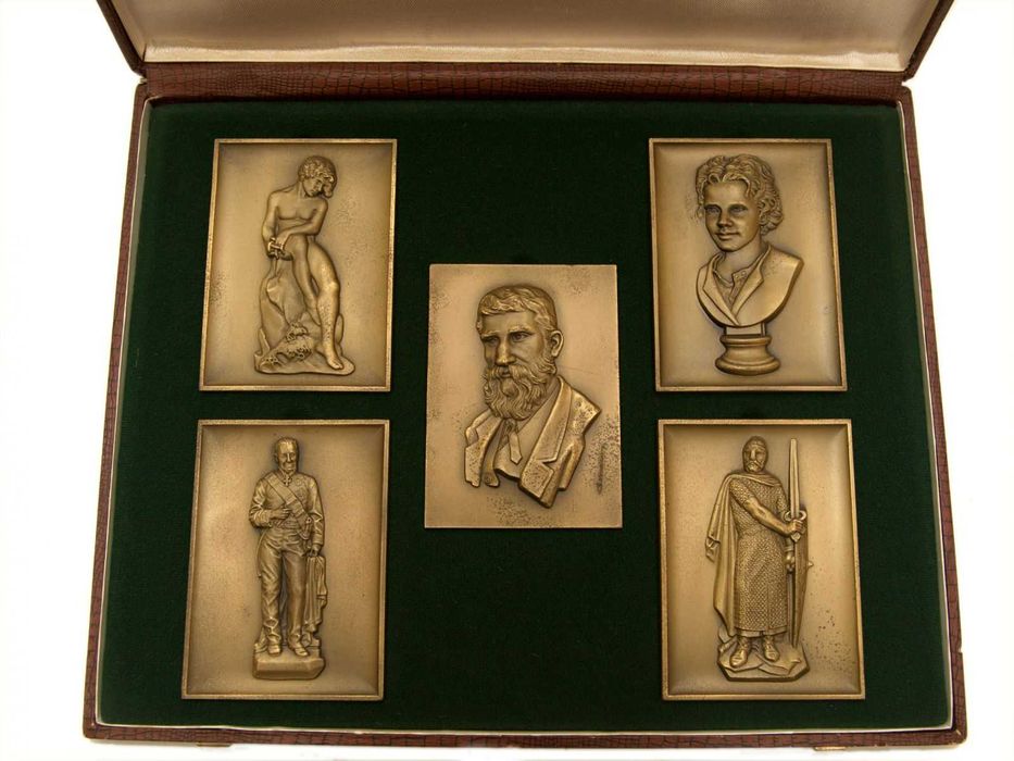 Placa em bronze, assinado Leonel