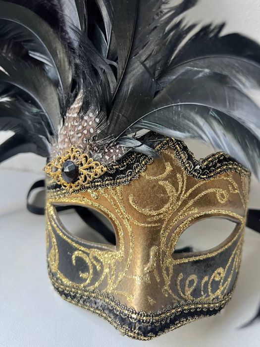 Венеційська маска з пір’ям