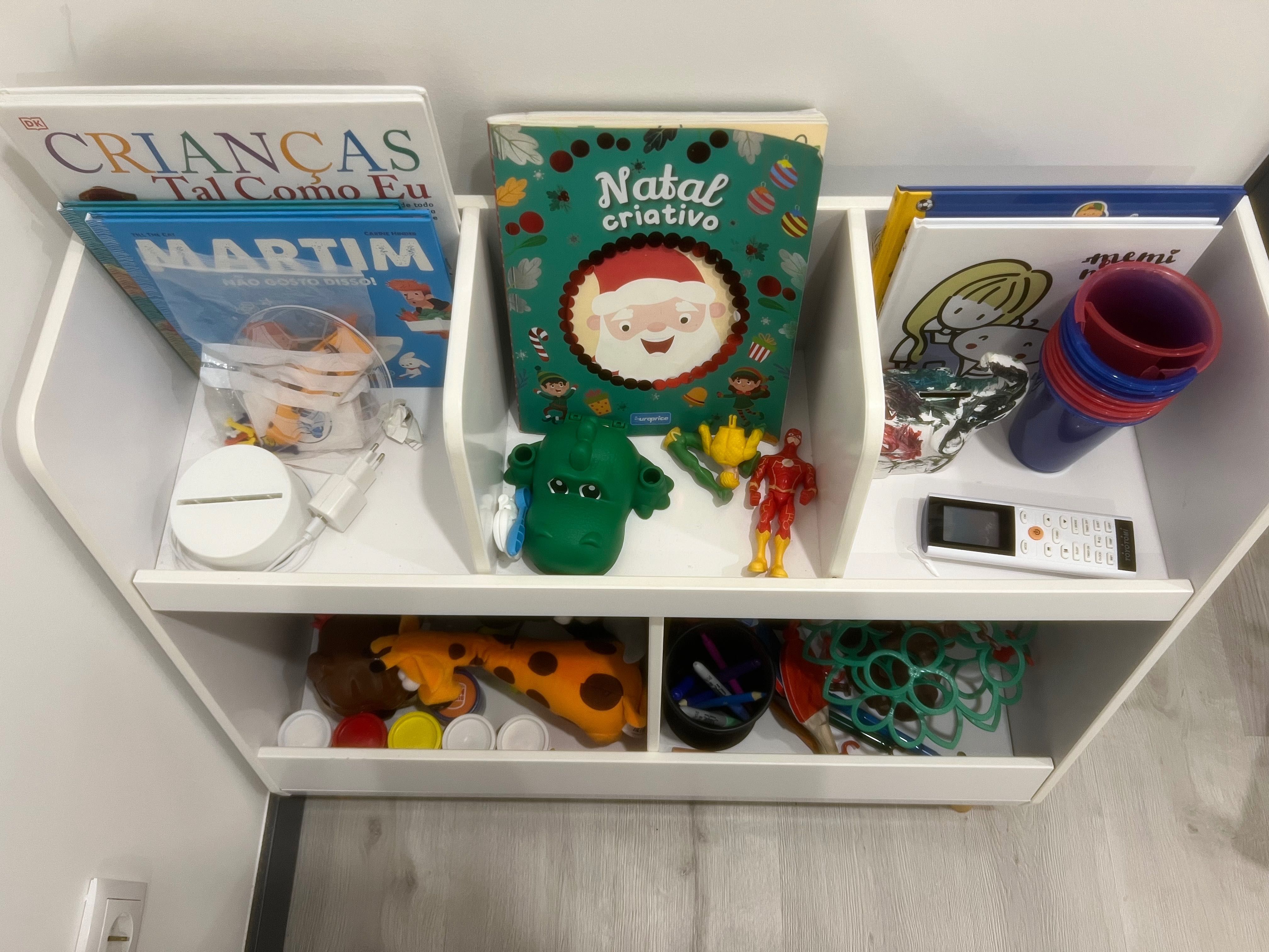 Estante quarto infantil