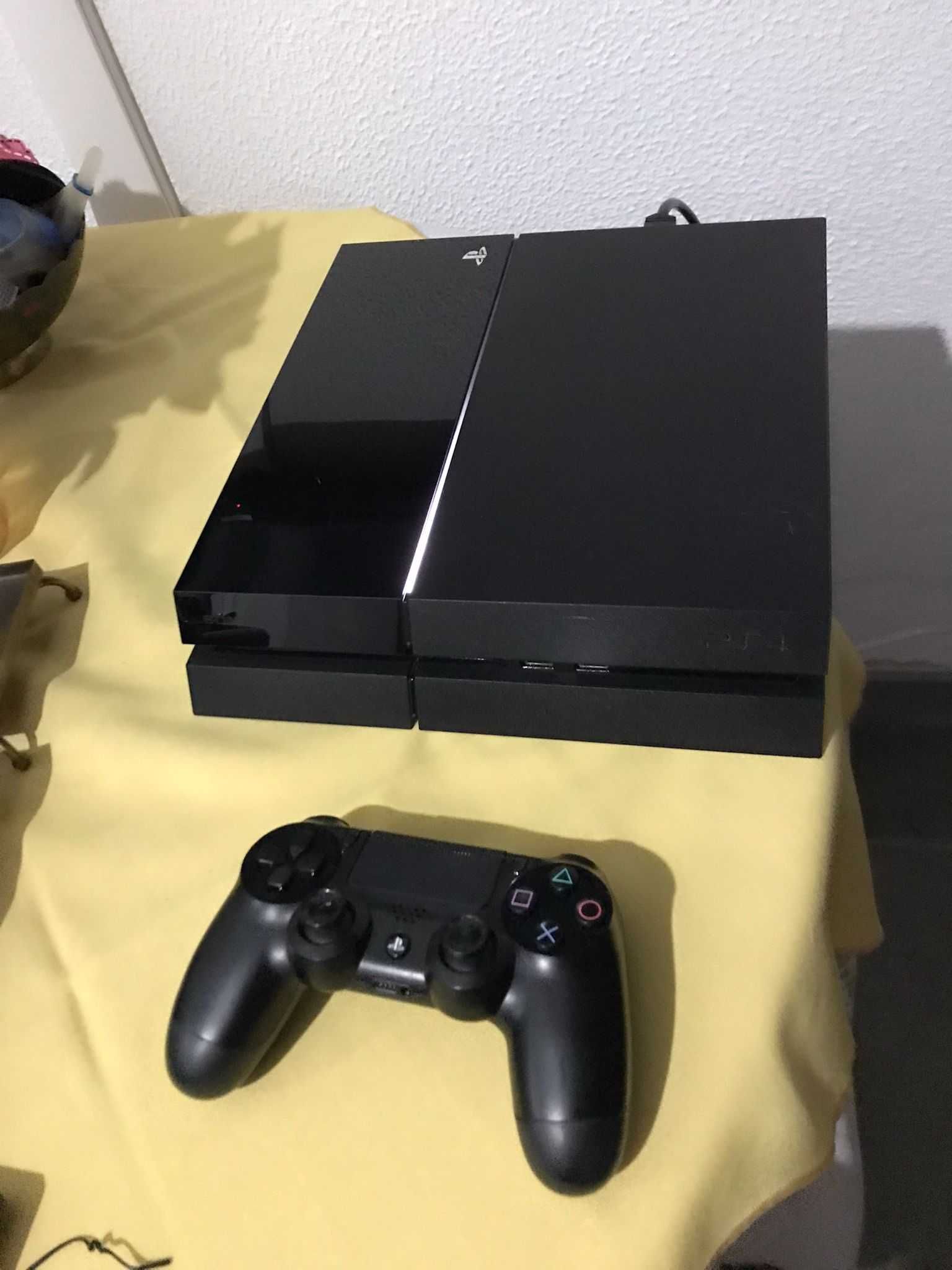 PlayStation 4 + Comando SONY + Jogos (Tudo Incluído)