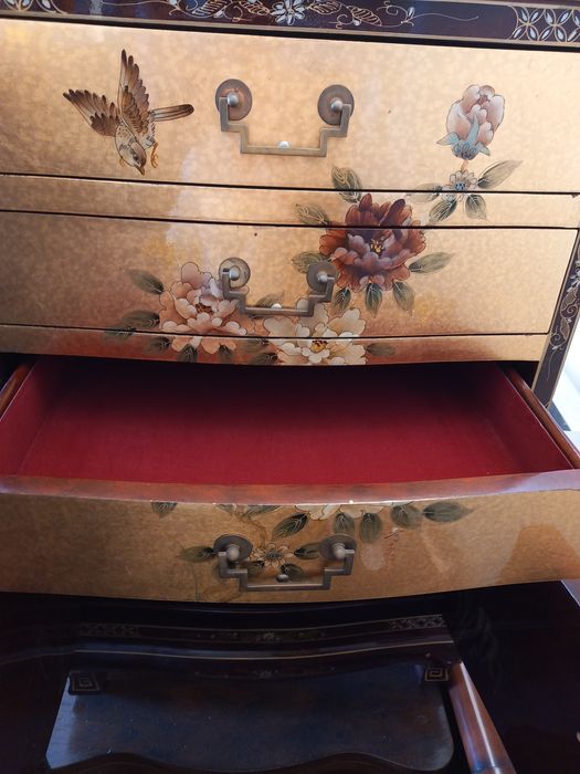 Móvel de Madeira desenhos florais