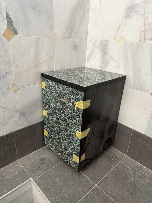 офісні меблі стільці столи тумби стелажі