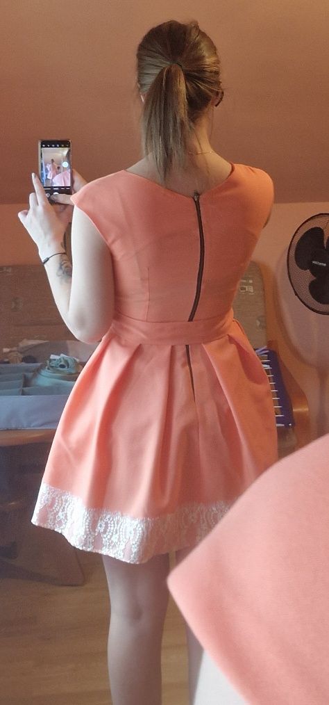 Pomarańczowa sukienka z koronka