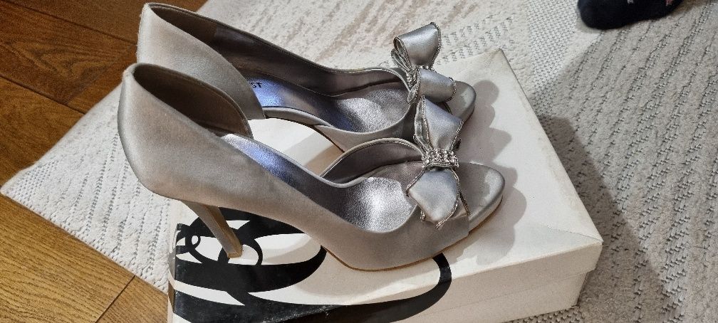 Szpilki Nine West srebrne roz.40 kokarda z cekinami