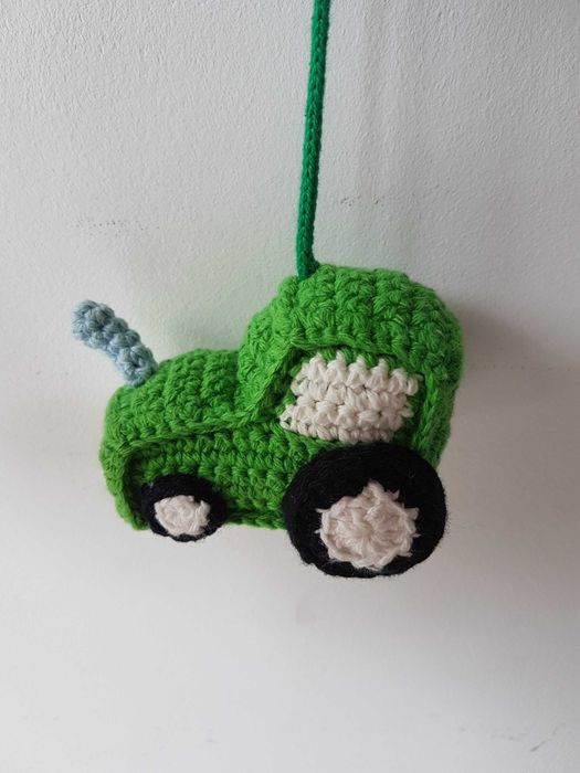 Zielona karuzela dla niemowląt samochody traktor Smallstuff rękodzieło