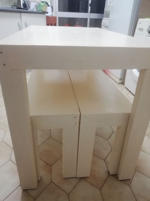 Vários tipos de mesas e bancos de madeira rústica e muito robusta.