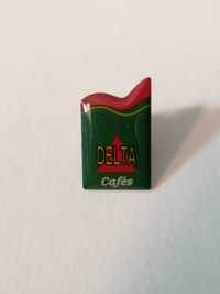 Pin com publicidade aos Cafés Delta