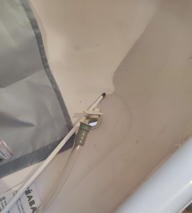 Stelaż bebe z wanienką dla dzieci do kąpieli