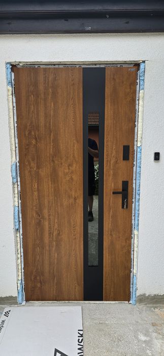 Montaz drzwi wewnętrznych i zewnętrznych. Panele laminowane