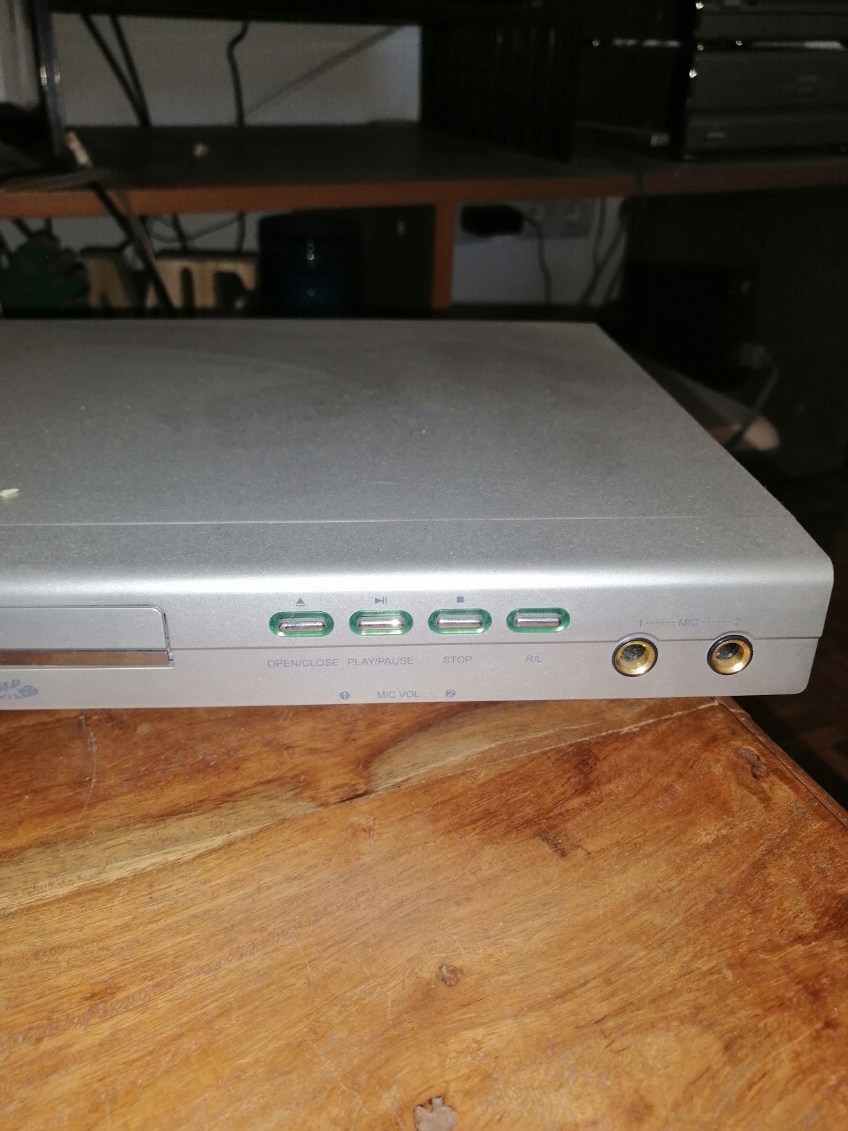 Leitor de DVD, marca Crown, a funcionar