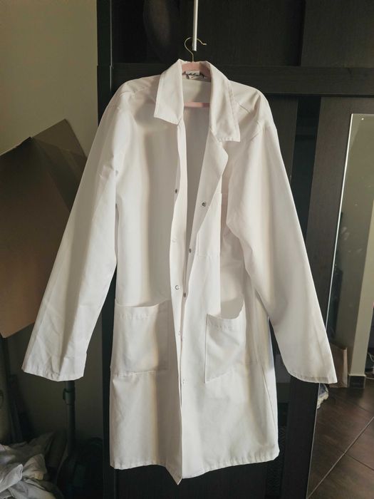 Fartuch laboratoryjny rozmiar M-L stan bdb