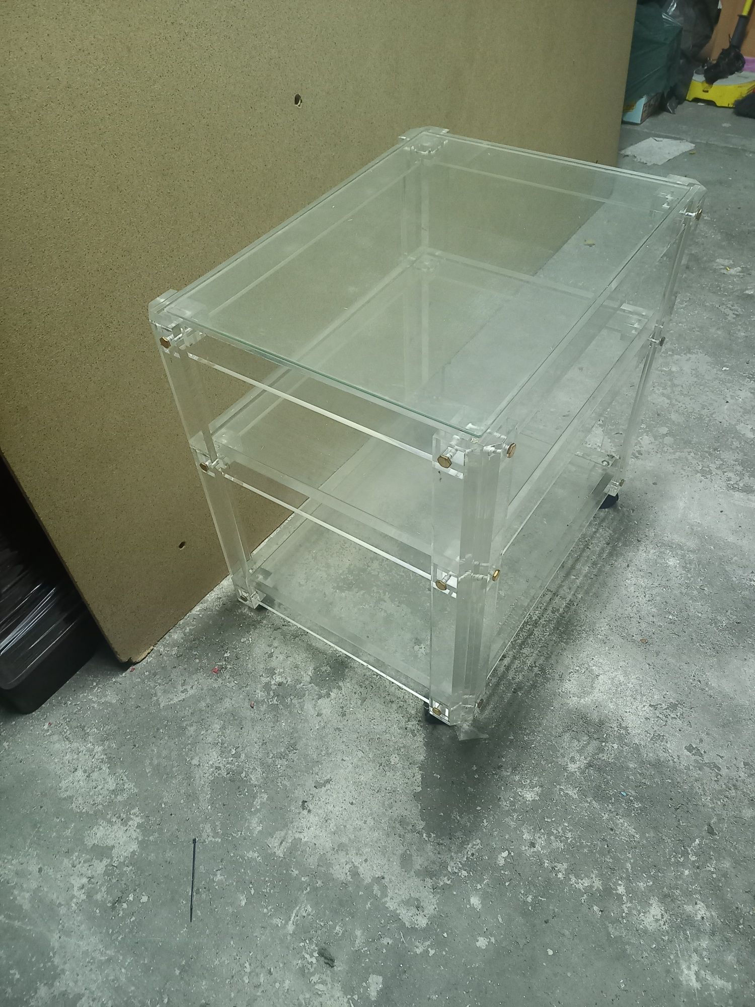 Mesa com rodas, em acrílico, e prateleiras em vidro, para TV