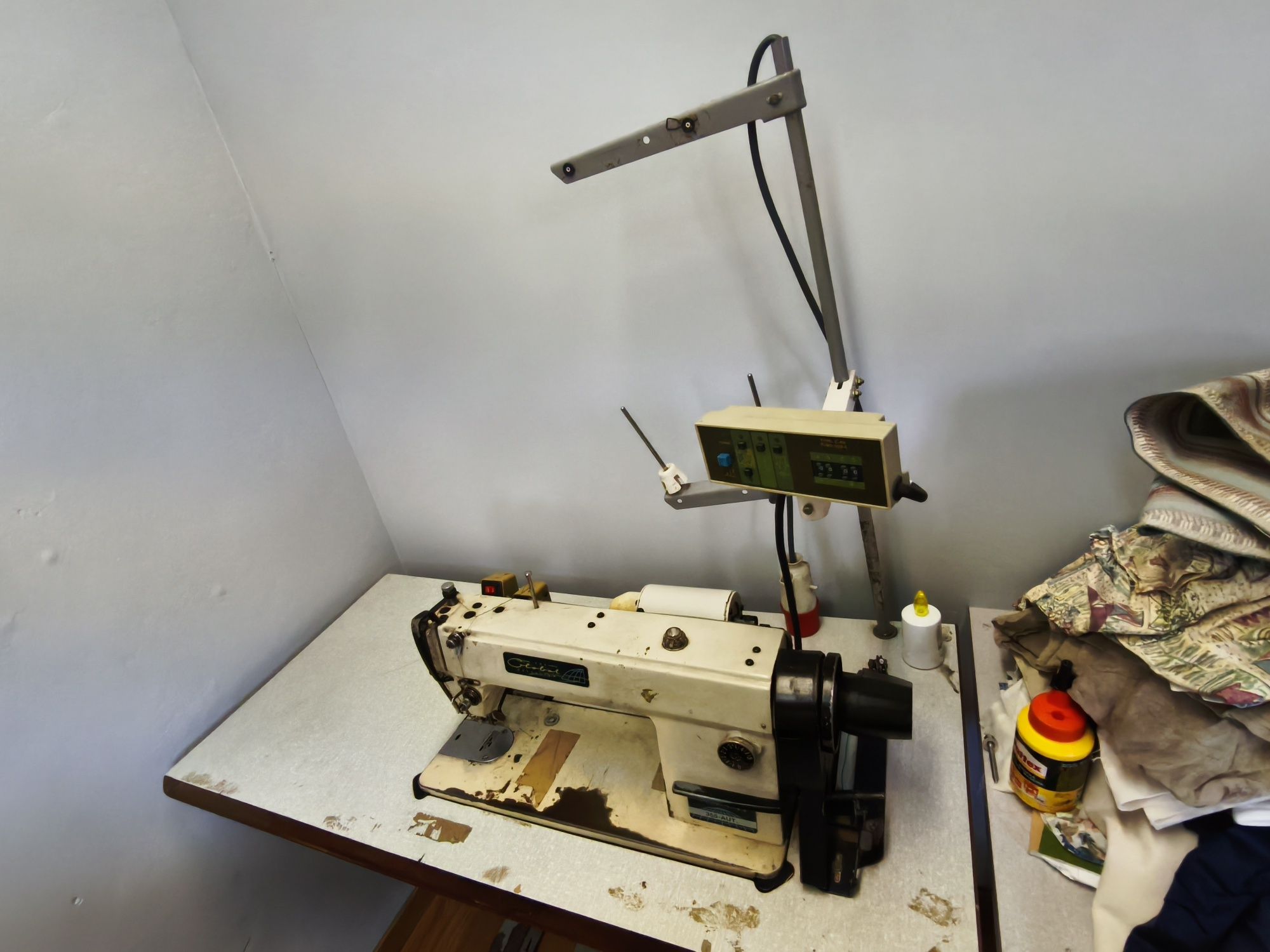 Máquina de costura trifásica
