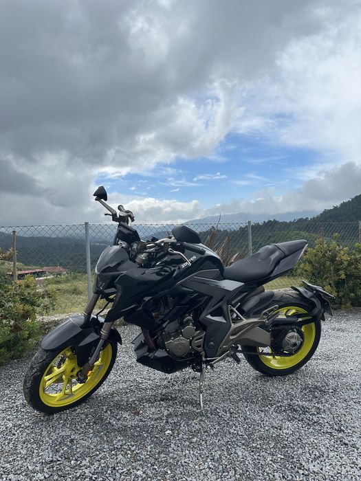 Zontes 310 R com poucos kms, ótimo estado.