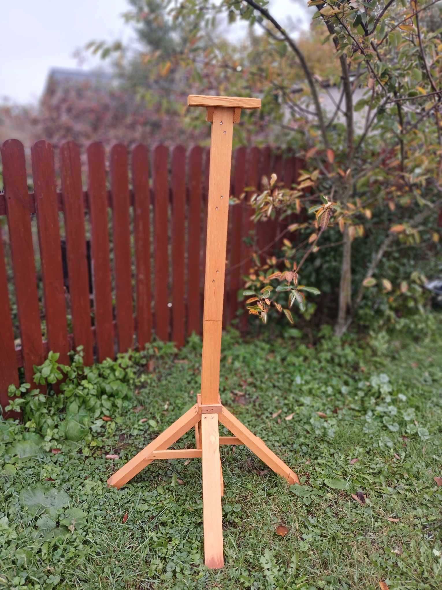 Stojak pod karmnik
