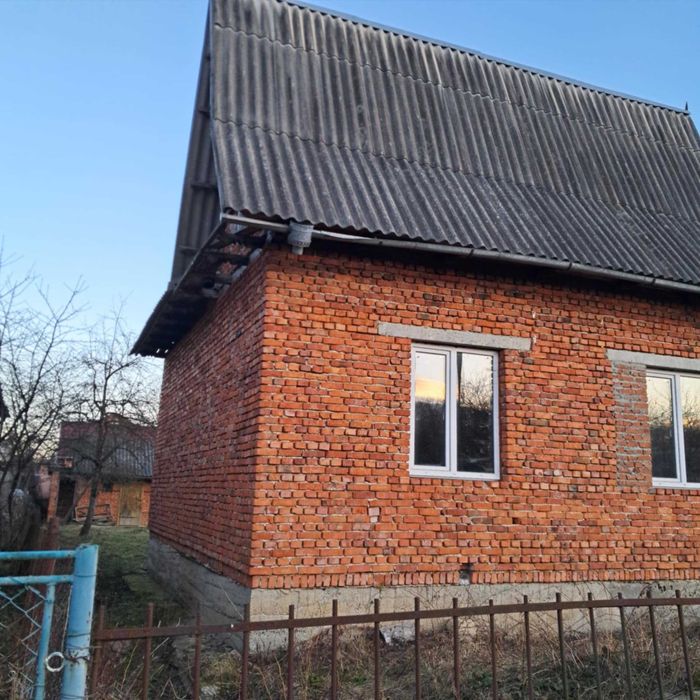 Дачний будинок, земельна ділянка