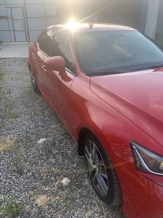 Lexus is 200t 2017 рік